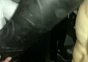 アジアン男が屋外で緊縛されてボンデージ遊び