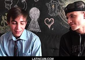 شاب لاتيني يتوسل صديق أخوه المستقيم لجنس مقابل فلوس قاسي