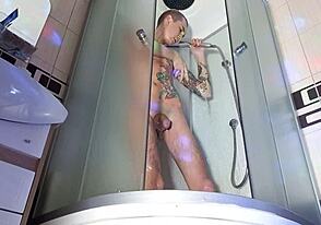 Gay Magro Lava il Cazzo Gigante in Doccia