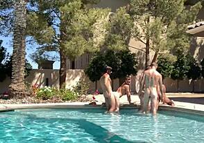 हंकी कोल्बी जानसेन वाइल्ड ऑर्गी ऐंटिक्स से टीज करता है