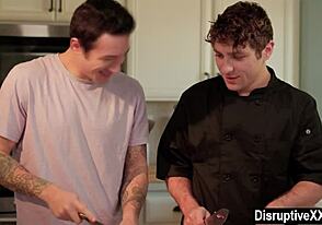 Skabet fyr knepper sin madlavningslærer i køkken kaos