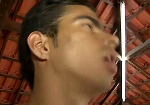 Garçons gays brésiliens discutent de fun à cru en extérieur