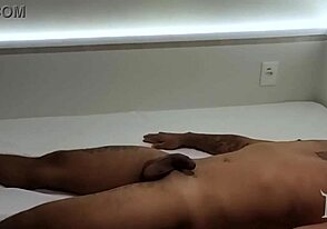 Massagem 274 kääntyy kuumaksi biseksuaaliseksi kohtaamiseksi amatöörimassagessa.