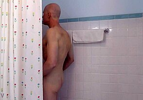 Hé, kijk naar deze geile gay nudist die zich scheert in de douche