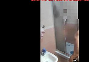 Min stedbror fangede mig i at spionere på hans monster pik i skjult cam handling. Jeg kan ikke modstå hans store pik!