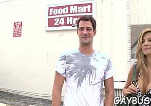 Завязанный, готов к глубокому гомосексуальному сосанию