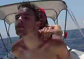 와, 야외에서 강력하게 박는 타이트 트윙크와 지배적인 선원 섹스!