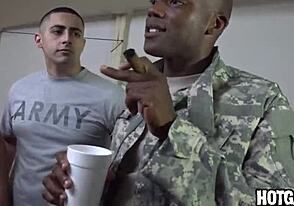 Gay soldater knullar i dum armégangbang lek