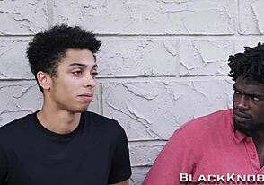 Jovem gay monta pau negro gigante