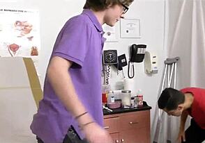 Twinks asiáticos exploram primeira vez no hospital com doutor curioso