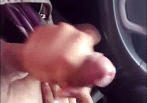 嘿哥们，看到我在街边车里给Hotboys前导演吹箫没？