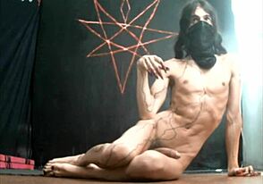 दाढ़ी वाला सुंदर लड़का पैरों से और भी बहुत कुछ से लुभाता है