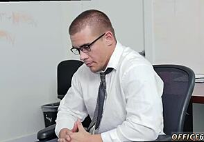 Млади гей момчета смучат по-възрастни мъже. Перфектните им голи тела блестят в див тройка.