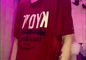 Gorący nastolatek zabawa w prysznicu z parującymi momentami.