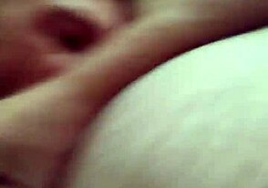 Éjaculations et bite non circoncise dans une scène de pipe amateur