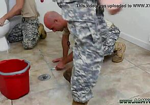 Hommes chauds en uniformes militaires montrent de l'action armée