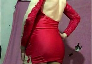 Hey, matez ce minet USA qui porte une robe serrée de Maria Gueixa, trop chaud en ce moment !