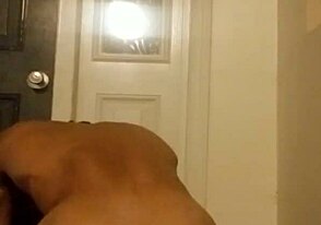 Ivory White láká odvážným veřejným honěním v náhodném bytě.