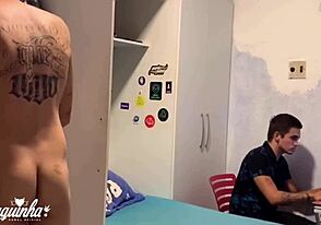 चाचा यात्रा से आता है और ब्राज़ीली दोस्त से मिलता है। एक मजाक हार्डकोर एक्शन में बदल जाता है।