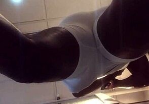 ว้าว ควยดำใหญ่ทำให้ทวินกผมงอในห้องน้ำร้อนแรง