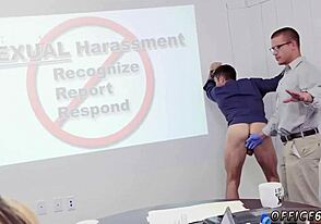 Bărbați heterosexuali explorează sex oral gay în clasă