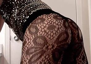 Hej, sprawdź tego gorącego transwestytę w seksownej złotej ciasnej sukience!