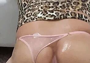 Stönar högt på kuken medan han knullar doggy i röven