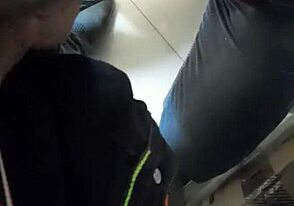 Невероятно! Деси парень сосет глубоко на открытом воздухе