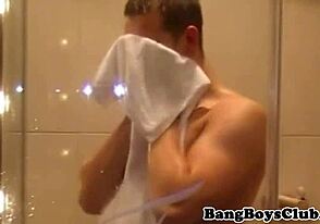 אירופאים במקלחת מרגישים אינטנסיבי תוך כדי משיכת זינים ביחד