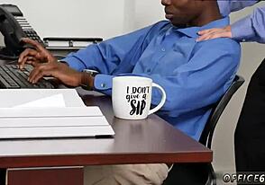 První amatérský anal v syrové gay skupinové akci