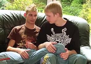 Letupan bareback dengan budak lelaki muda 18+ jadi liar dan mentah malam ini! 😈