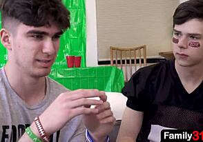 Faen! Pappa tar sønnen på fersk gjerning med å kneppe en søt venn i hardcore-action!