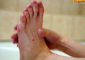 Karol Gajda’s badkamer sessie maakt me wild met kontspel en aftrekken