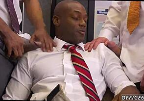 Bezdlaki gej muškarci uhvaćeni na HR sastanku 😳