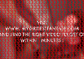 Hej, titta på den unga mästaren dominera en blond twink med elektro BDSM!