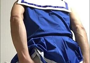 Cheerleader travestita stuzzica con giocattolo in scena anale stretta asiatica