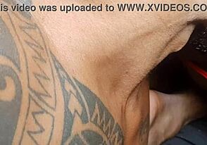 Dois negros se entregam a uma transa quente com oral intenso e bareback selvagem na cama.