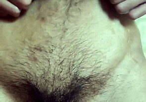 Tip curios solo se joacă cu buricul până ejaculează