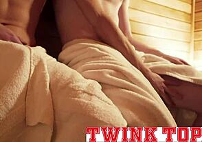 Rozkošní twink chlapci šukajú starších svalnatých daddies s obrovskými kurcami v parnej saune, wow! 🔥