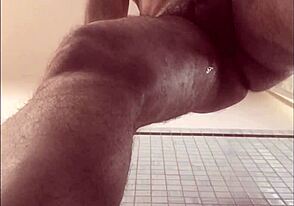 玩大黑假阳具！😈