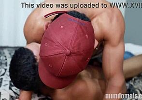 Wow! Bareback-knulling av kompisen min på hotellrom