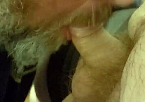 Zijn eerste m2m ervaring met een diepe kantoor pijpbeurt. Het is rauw en echt!