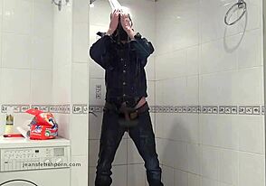 Master basah dalam jeans biru godam di bilik air panas