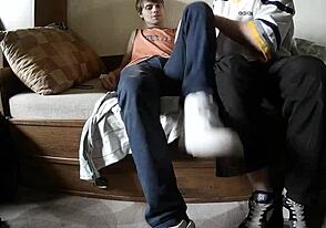 स्नीकर्स और सॉक्स से क्लासिक ट्विंक फीटजॉब तक पहुंचती है