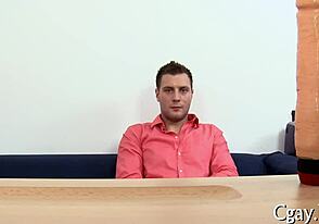 Чаровен мъж се наслаждава на интензивен орален кеф