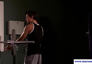 Amigo da academia avista pau duro de atleta