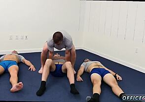 Gutt suger gammel fyr i vill gruppe-yoga-sesjon