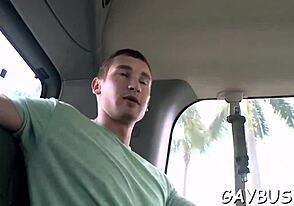 Gay orál s hlubokým hrdlem detailně