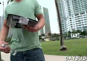 Gej pušenje kurca sa dubokim grlom detaljima