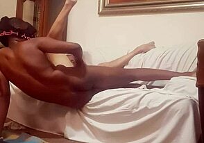 द झोसा नडिस्ट सनी बीच पर इंटररेसियल बेयरबैक का मजा लेता है